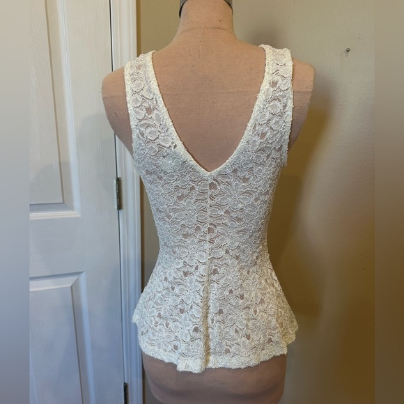Windsor White Lace Peplum Sleeveless Deep V Top Tagged Large Fits Small - Picture 6 of 7